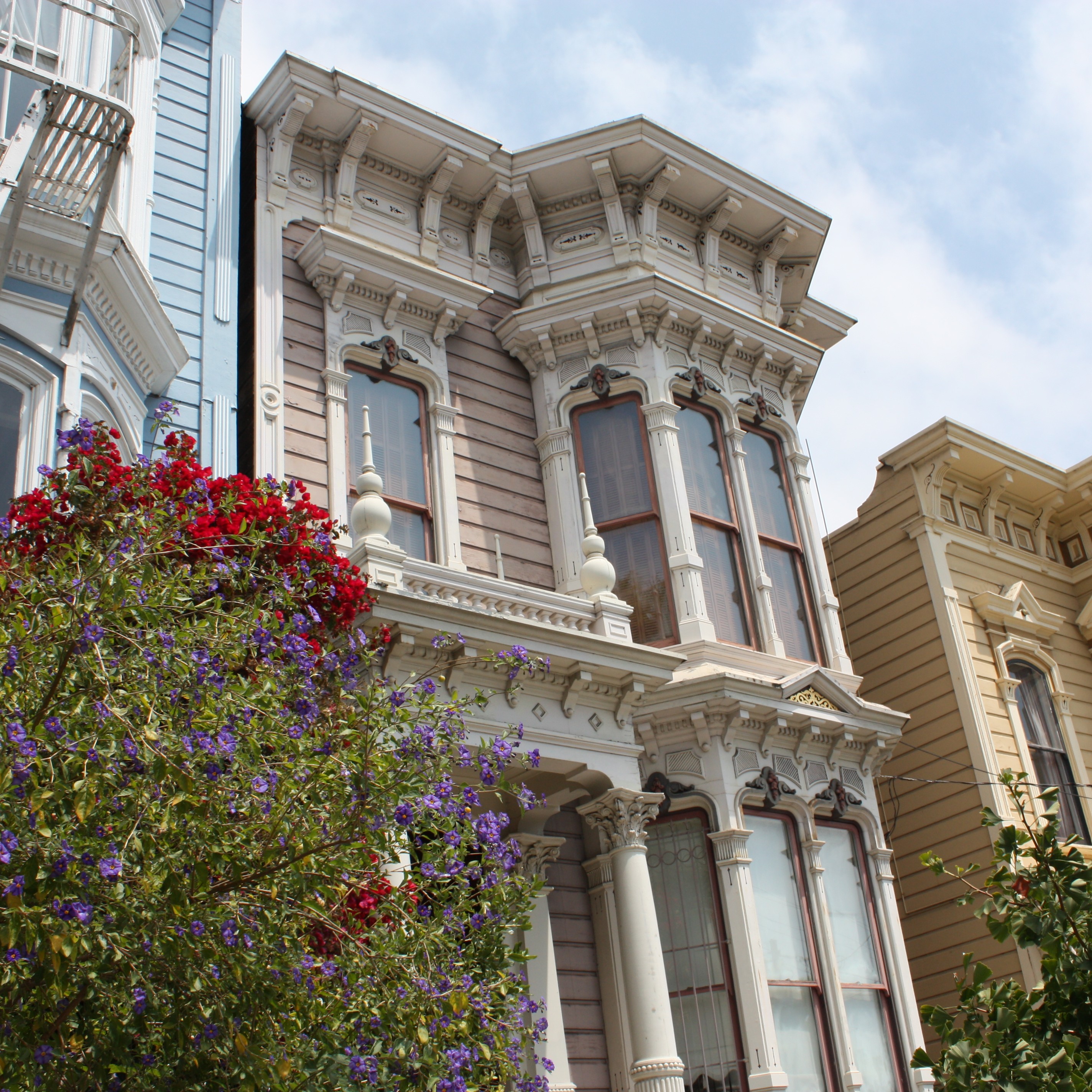 A view of older Victorian homes in San Francisco 